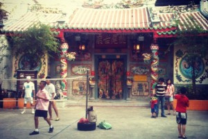 Un temple, derrière un marché obscur de Bangkok