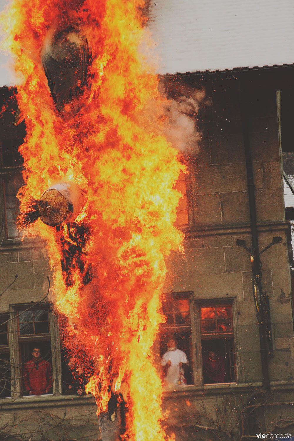 Rababou en feu au carnaval des bolzes à fribourg