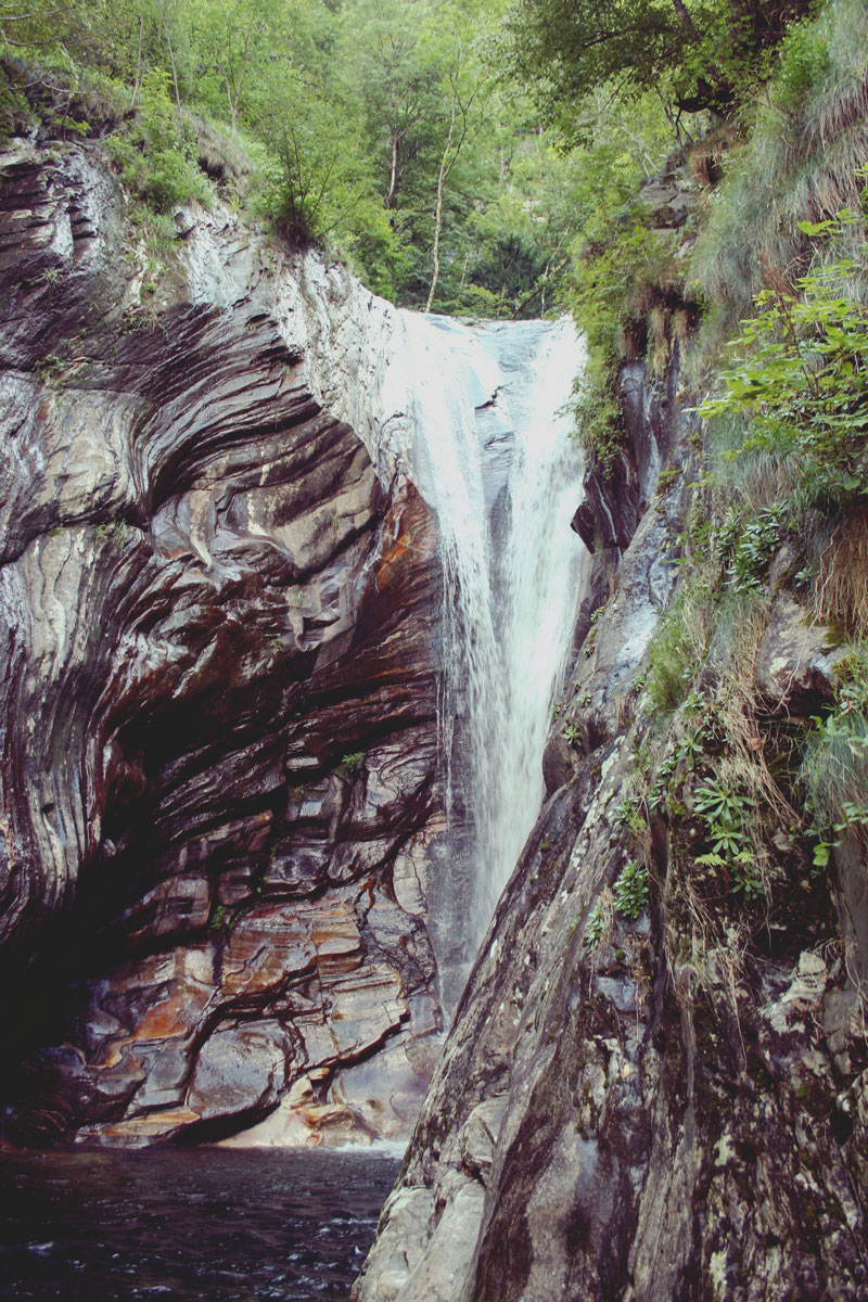 Chute d'eau à Aurigeno, Tessin, Suisse