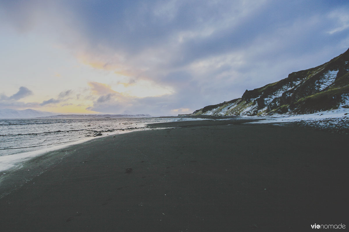 Plage de sable noir au nord de l'Islande à Osàr