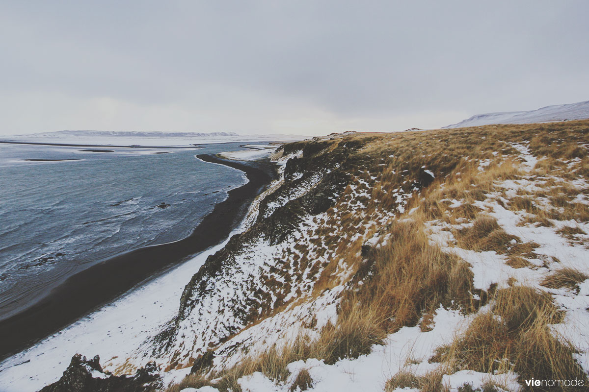 Plage de sable noir au nord de l'Islande à Osàr