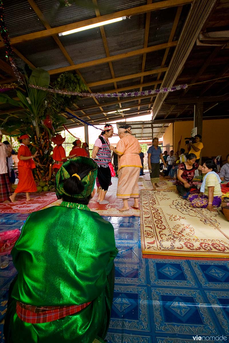 Fête traditionnelle, danse et offrandes au Laos