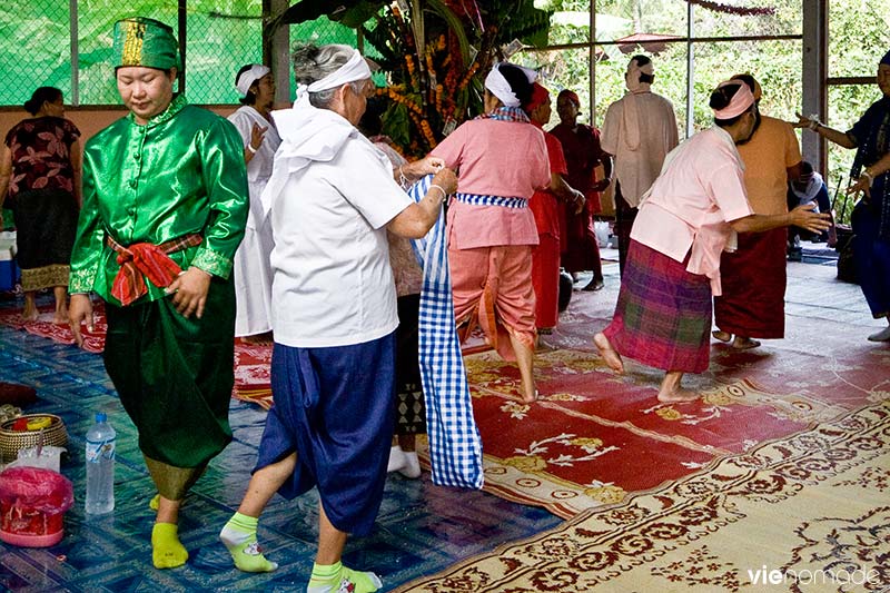 Fête traditionnelle, danse et offrandes au Laos