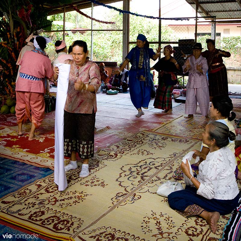 Fête traditionnelle, danse et offrandes au Laos