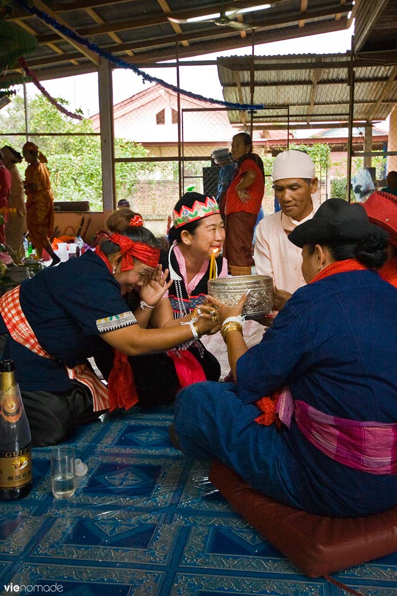 Fête traditionnelle, danse et offrandes au Laos