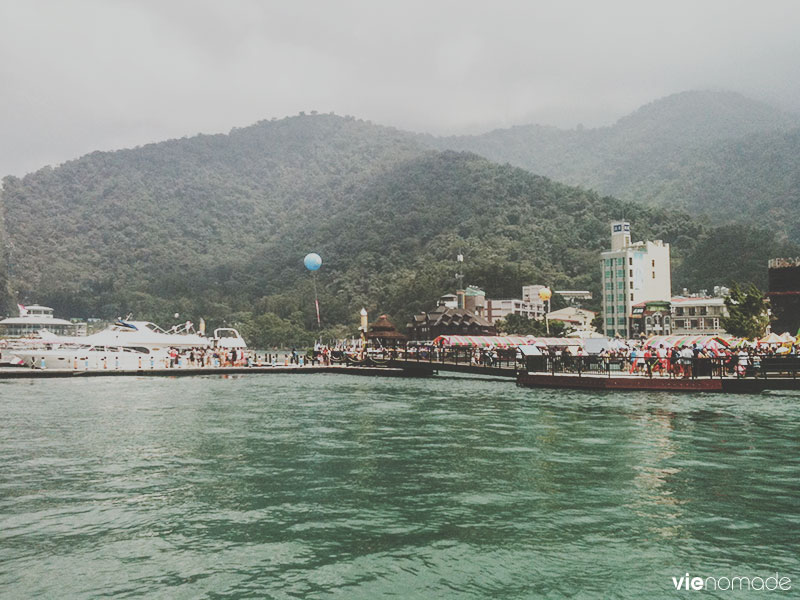 Nager au Sun Moon Lake à Taïwan