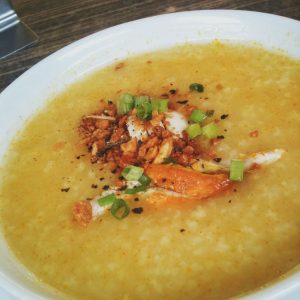 Manger un arroz caldo à Iloilo