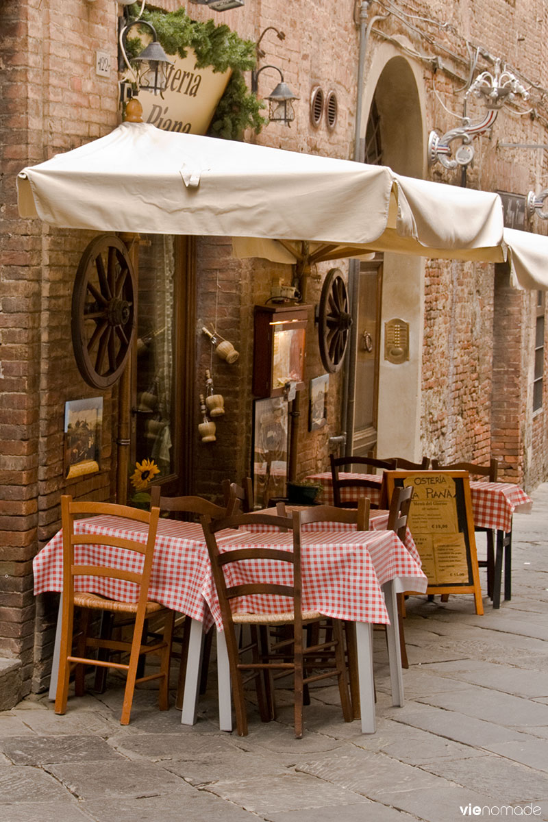 Terrasse de restaurant dans la rue à Sienne