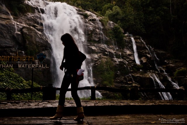 Chute d'eau dans le parc national de Doi Inthanon, Thaïlande