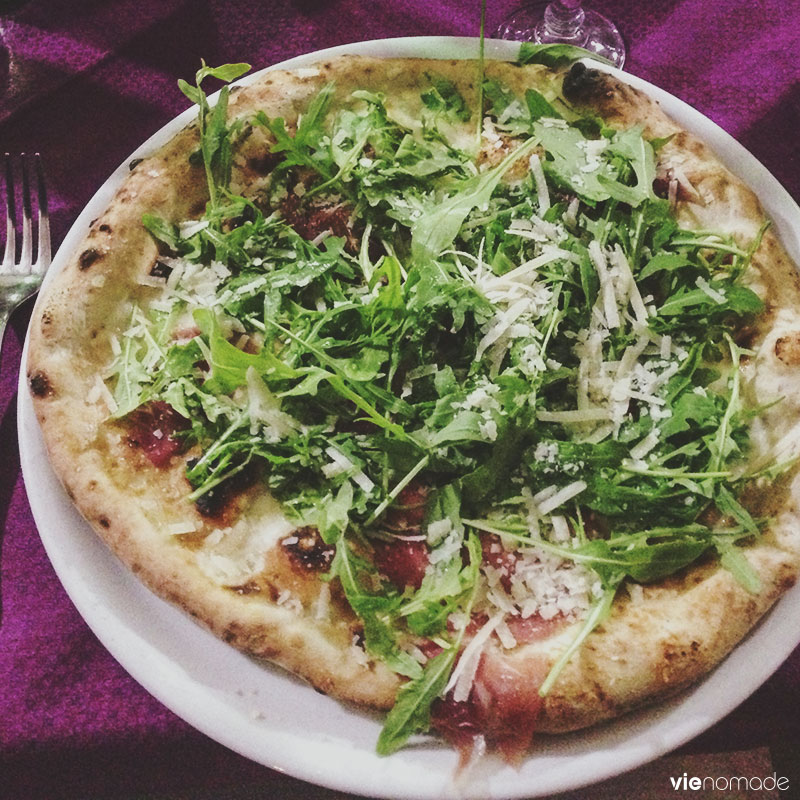 Manger une pizza à Naples