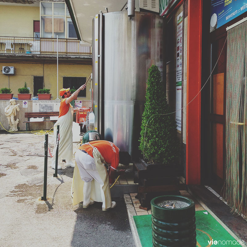 Manger de la mozzarella à Naples