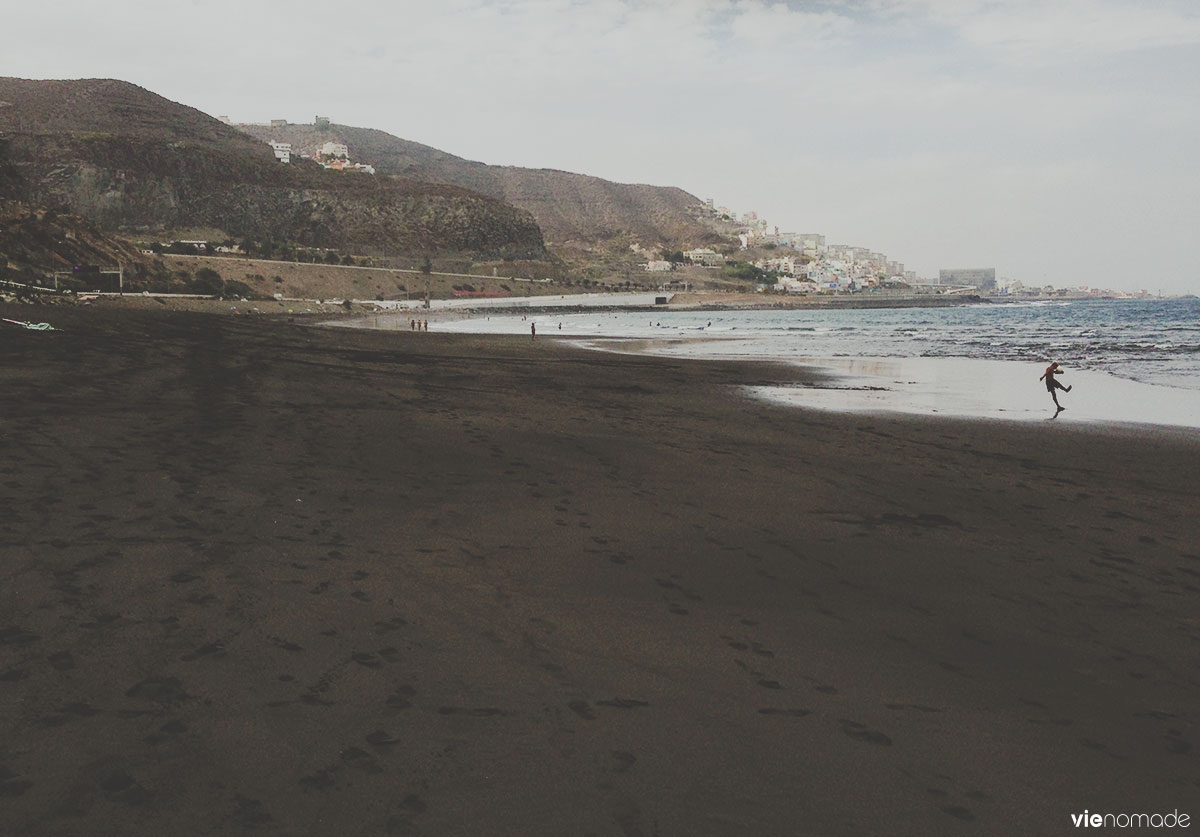 Plage de sable noir près de Las Palmas