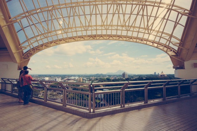 Sur la cime de Kuching, à l'observatoire