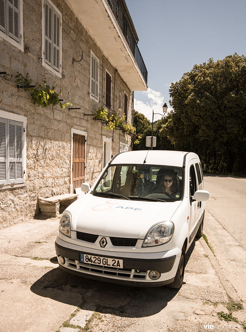 Véhicule adapté de l'APF, pour notre road-trip en Corse