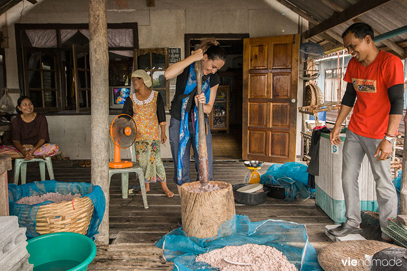 Fabrication de pâte de crevettes à Bang Pat