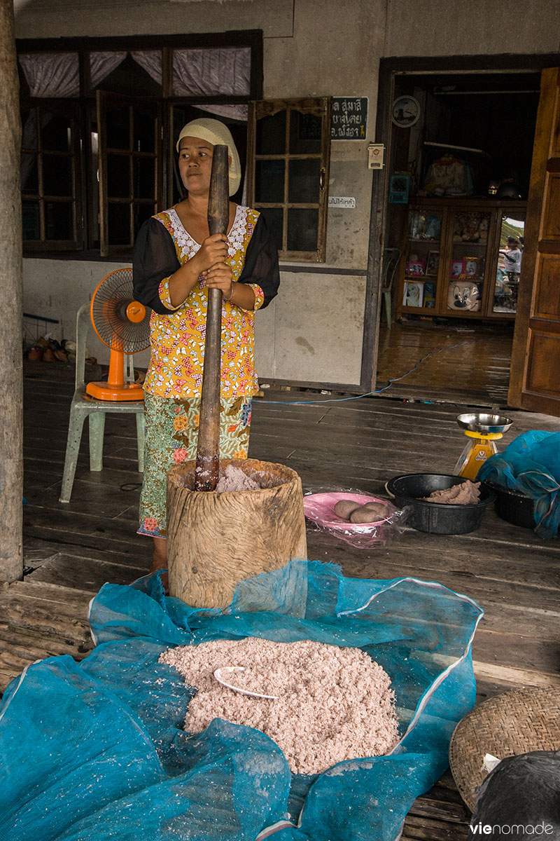 Fabrication de pâte de crevettes à Bang Pat