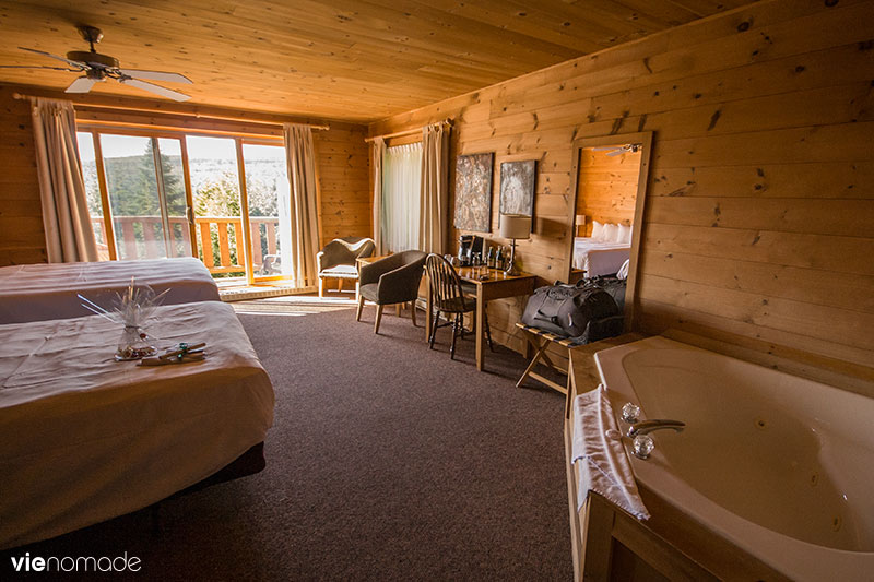 Chambre côté lac au Sacacomie Lodge