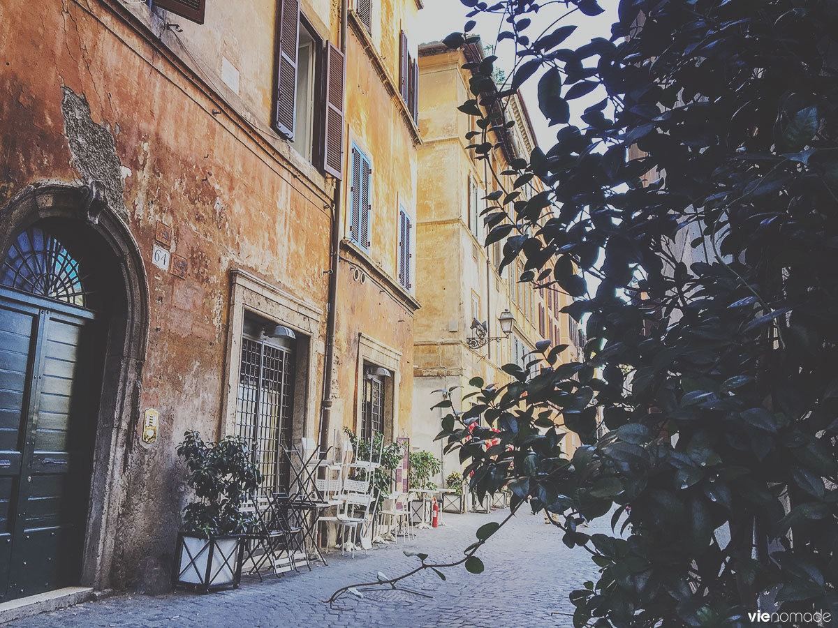 Ruelle de Rome, prendre un café