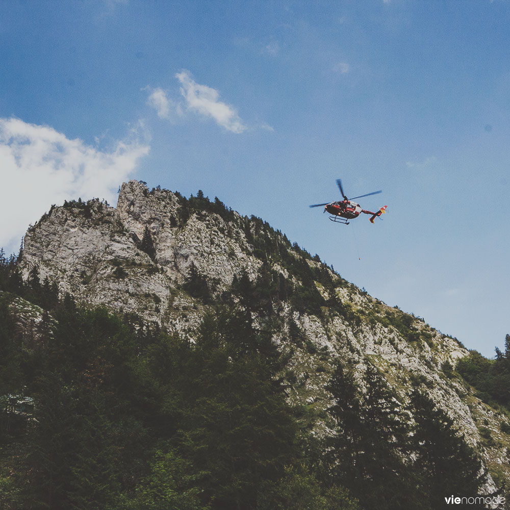 Hélicoptère Rega au lac Taney, Suisse