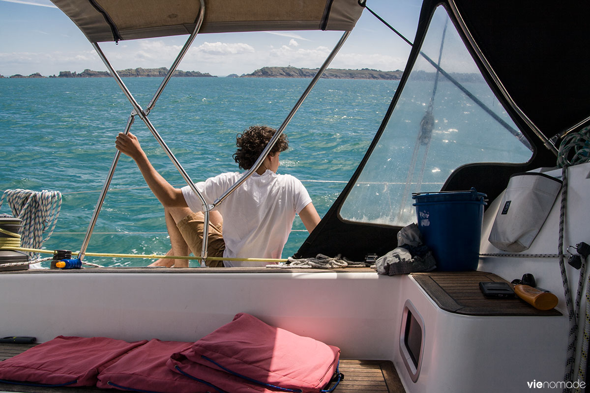 Navigation en voilier vers Saint-Malo