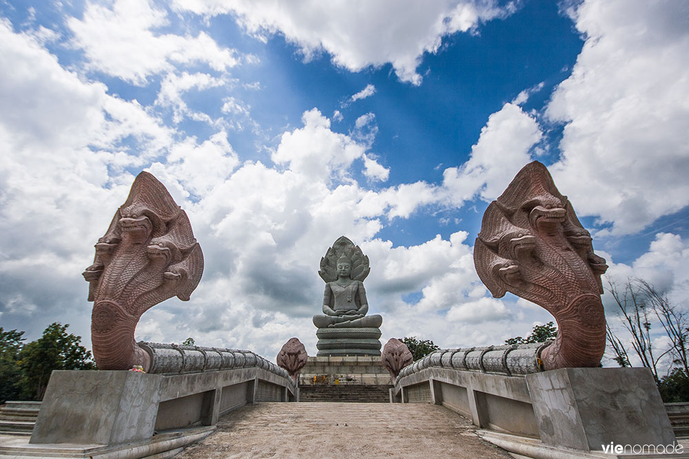 Bouddha et ses Nagas, alentours de Buriram