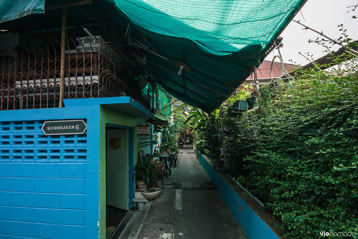 Les bleus et verts du quartier de Kudeejeen à bangkok