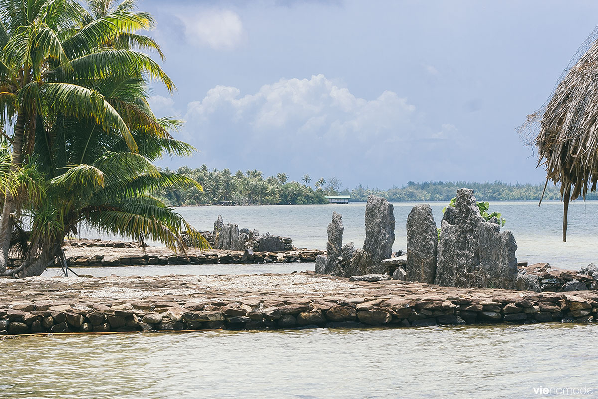 Le marae proche du fare pote'e, à Huahine