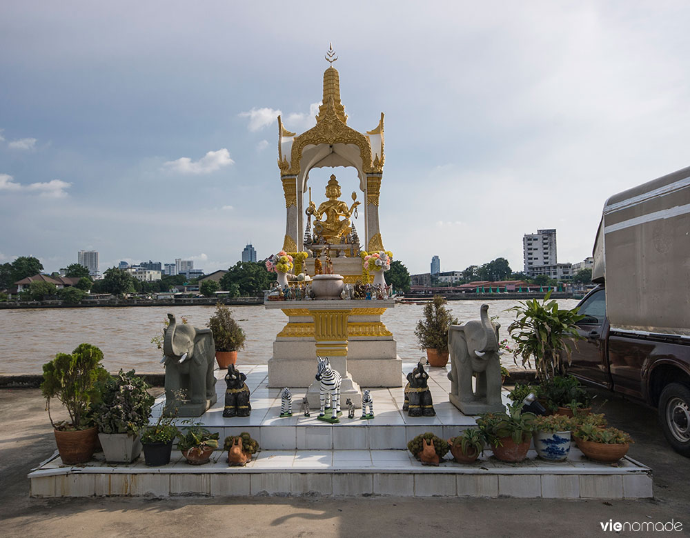 Autel à Erawan, au bord de la rivière à Chinatown, Bangkok