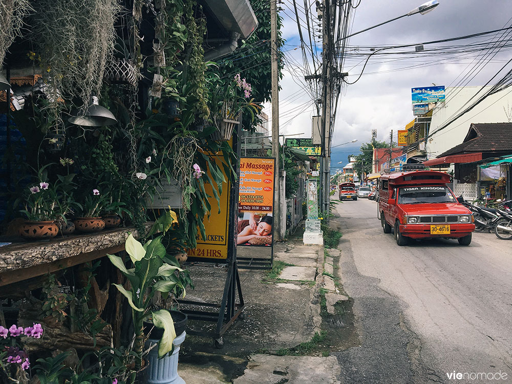 Se déplacer à Chiang Mai: Les bus rouges ou songtaew