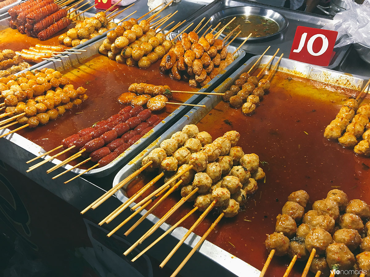 Boulettes de viande et saucisses épicés au marché