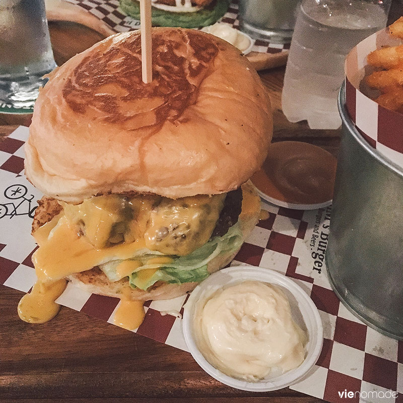 Manger un burger à Bangkok