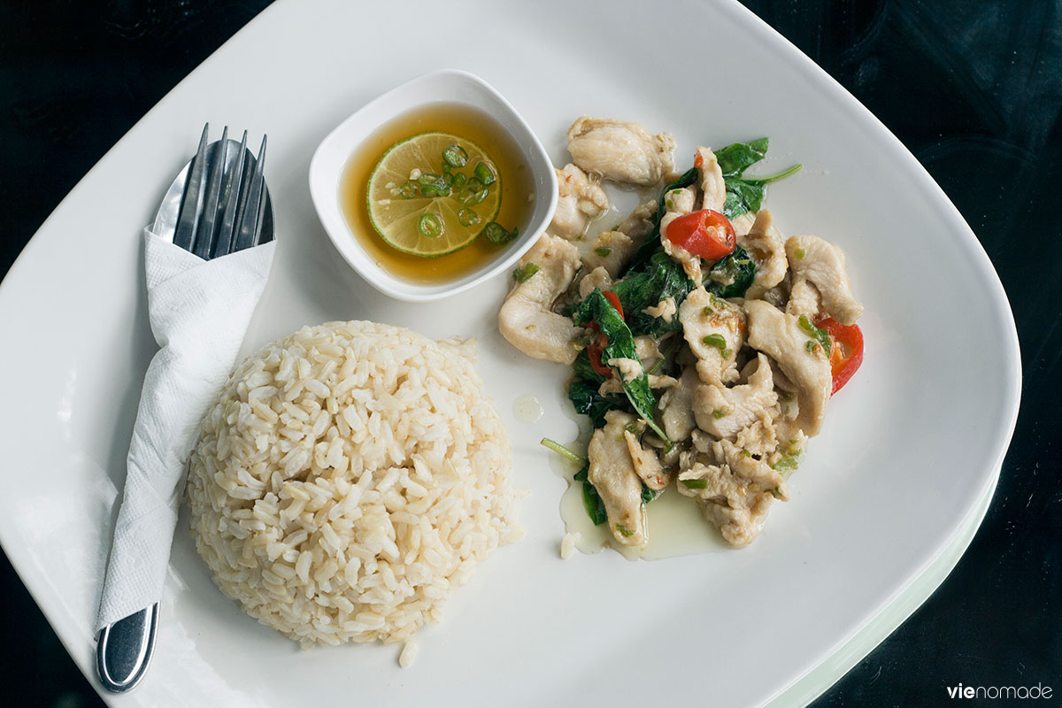 Pad kaprow, sauté de porc ou poulet au basilic thaï