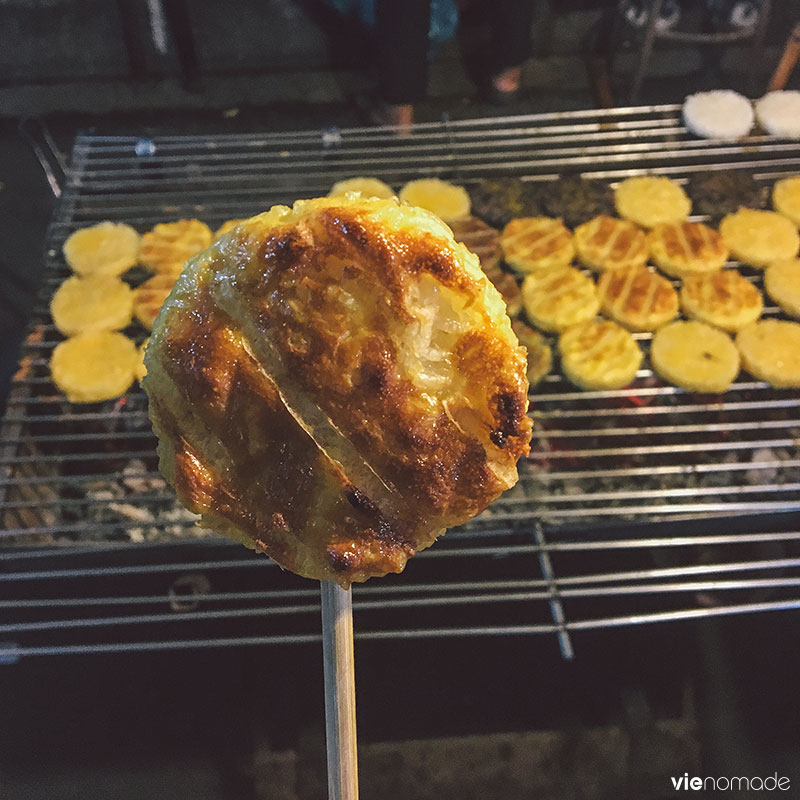 Riz collant grillé sur le marché de Buriram, dans le sud de l'Issan