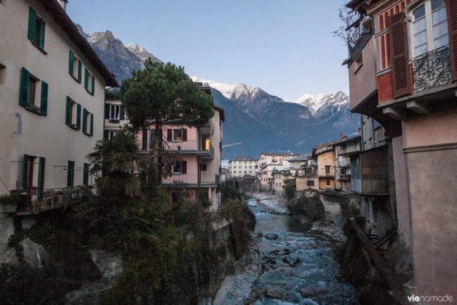 Ville de Chiavenna dans la Valtellina, tout près de la frontière suisse, dans les Alpes