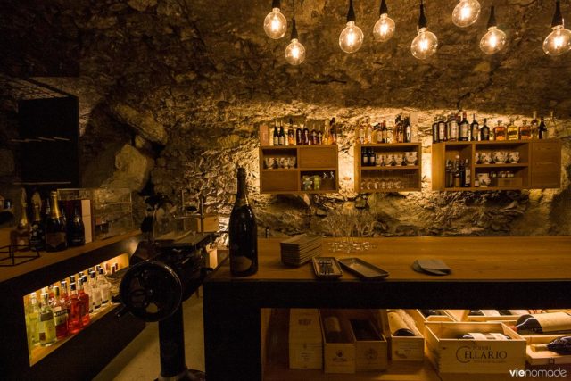 Cave à vin d'un crotto (ou grotto) à Chiavenna, dans la Valtellina