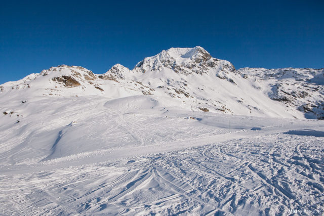 Moto-neige dans les alpes en Lombardie, Italie