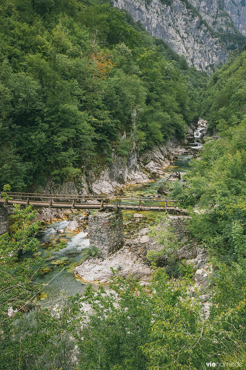 Pont en bois sur le canyon Mrtvica