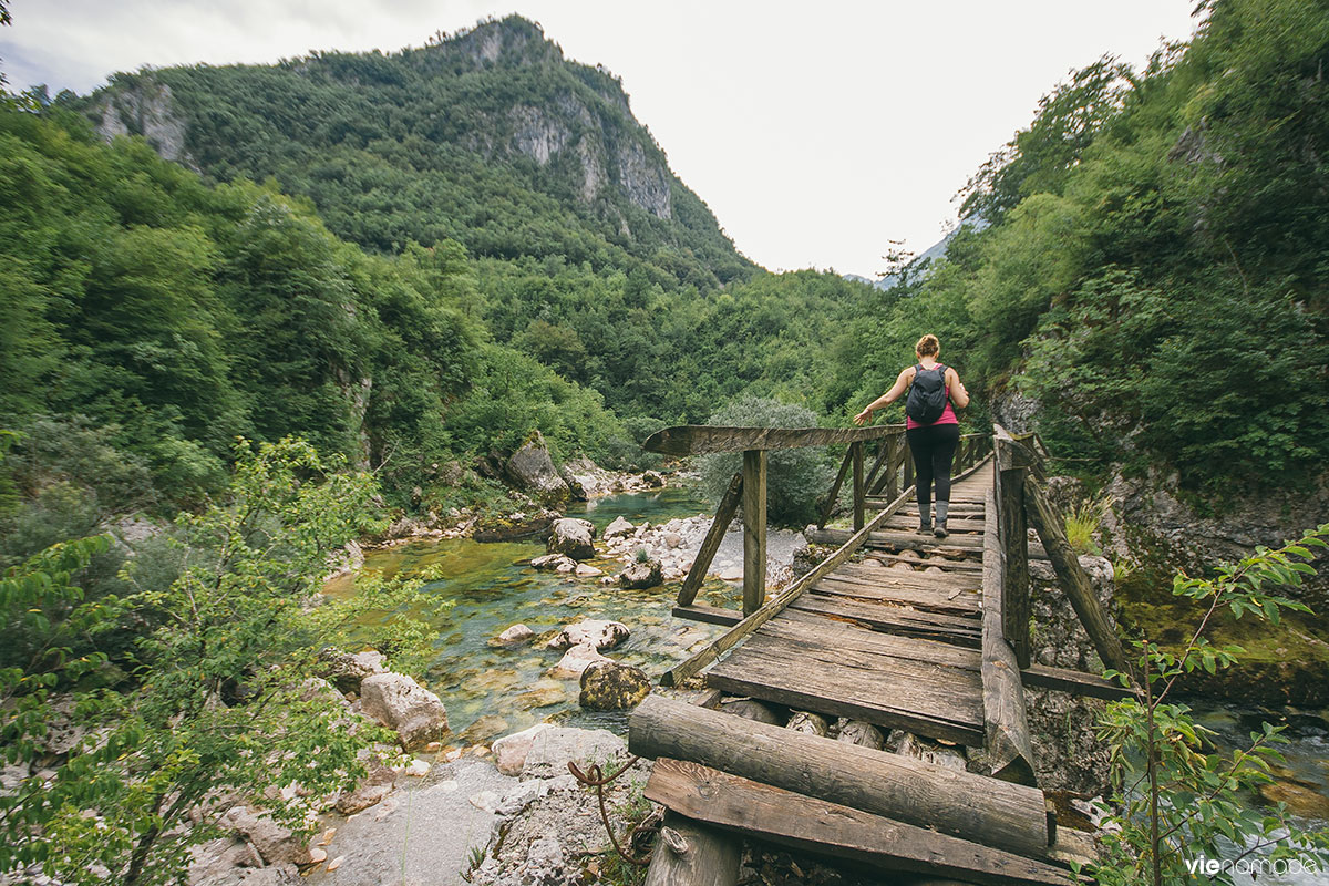 Pont en bois sur le canyon Mrtvica