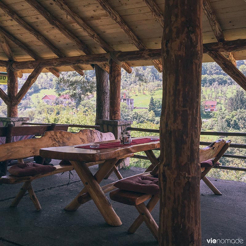 Manger à la frontière de la Bosnie et du Monténégro