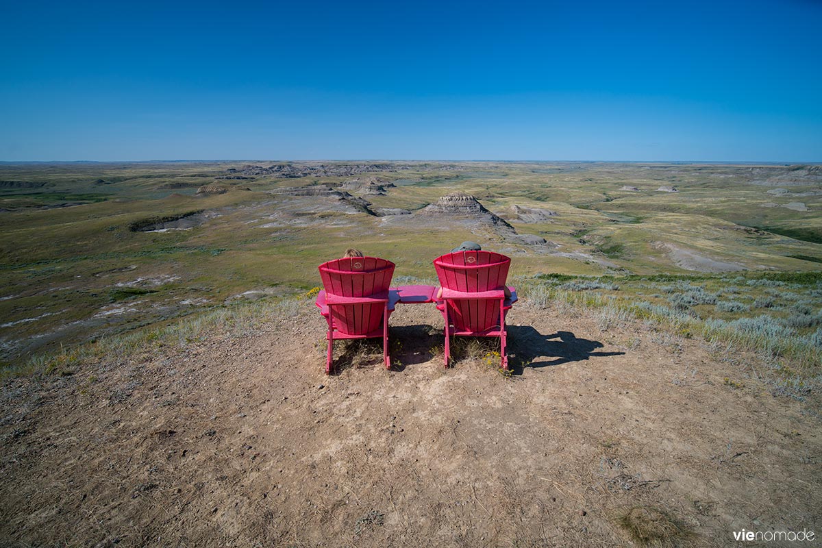 Chaises rouges dans le parc national des prairies