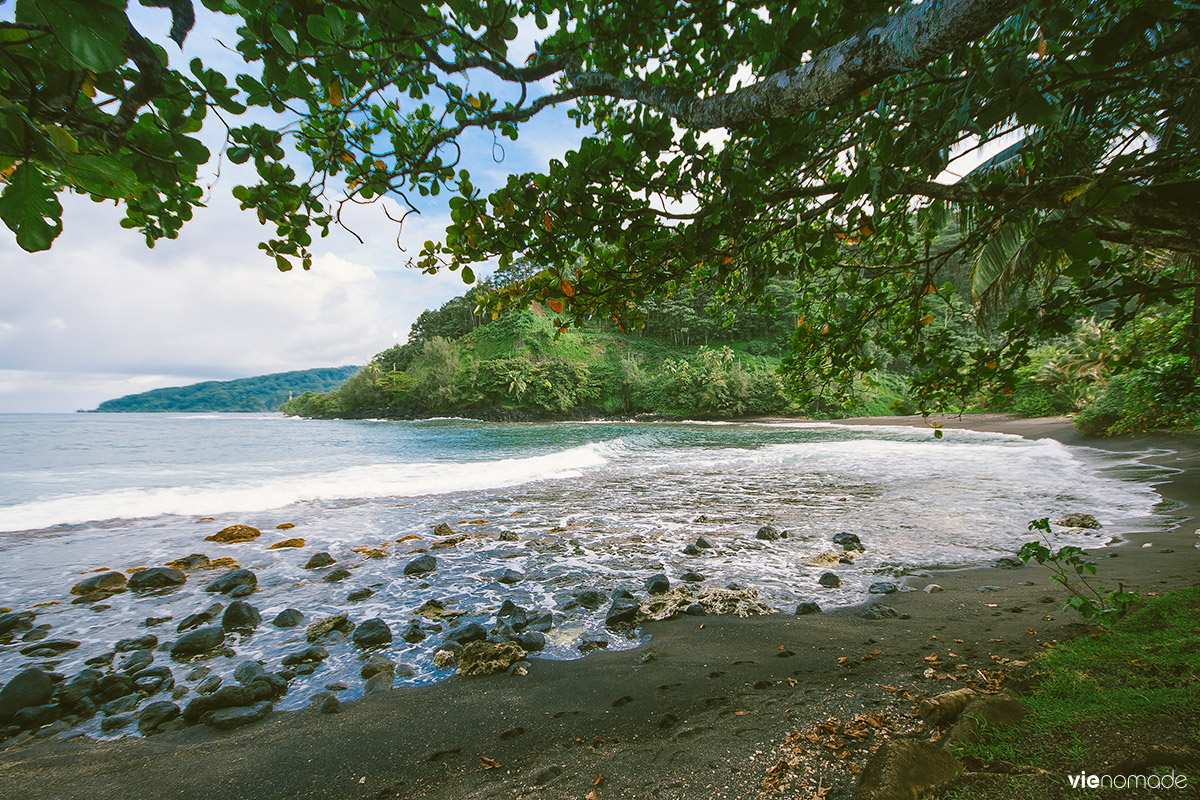 Plage de sable noir à Tahiti